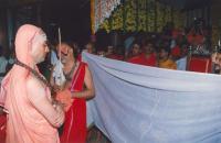 HH Shrimat Sadyojat Shankarashram Swamiji ascending the Shri Chitrapur Mathadhipati Peetha (27 Feb 1997)